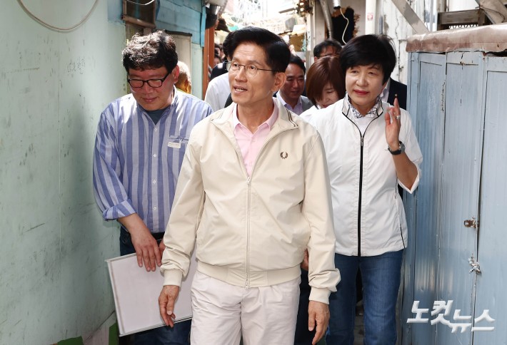 영등포쪽방촌 골목 들어선 김문수