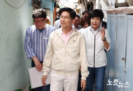 영등포쪽방촌 골목 들어선 김문수