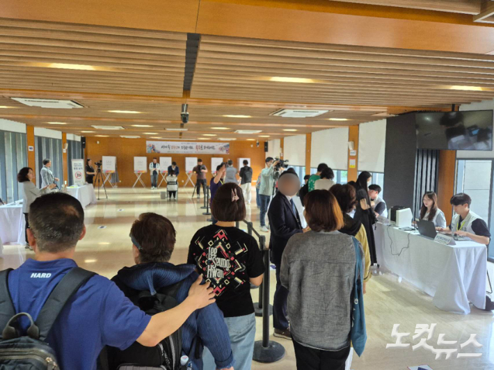 투표 순서를 기다리는 중국 거주 재외국민들. 임진수 베이징 특파원