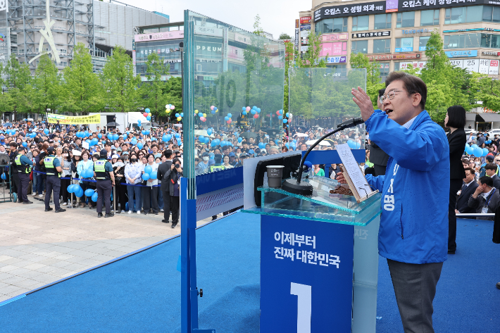 더불어민주당 이재명 대선 후보가 20일 경기 고양시 일산문화광장에서 열린 집중유세에서 시민들에게 지지를 호소하고 있다. 연합뉴스