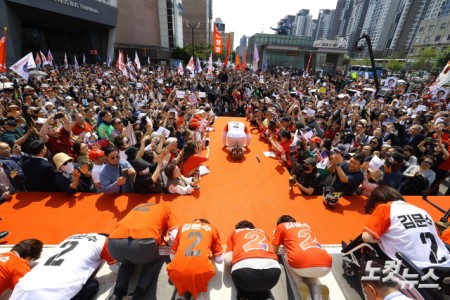 고속터미널 앞에서 큰절하는 김문수 후보