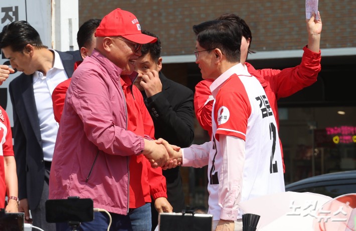 김문수 유세차량에 오른 김흥국