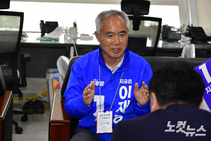 양부남 더불어민주당 광주 선대위원장이 20일 광주광역시의회에서 제21대 이재명 대선 후보 공약으로 반영된 광주 및 자치구별 공약에 관해 설명하고 있다. 김형로 기자