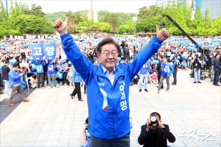 이재명 더불어민주당 대선 후보가 20일 오후 경기도 고양시 일산동구 일산문화공원에서 열린 선거유세에서 연설을 마친 뒤 손을 들어올리고 있다.