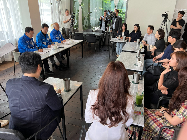 더불어민주당 광주 선거대책위원회는 20일, 광주 남구 봉선 2동 한 카페에서 지역 주민과 함께 '경청 간담회'를 개최했다. 더불어민주당 광주광역시당 제공 