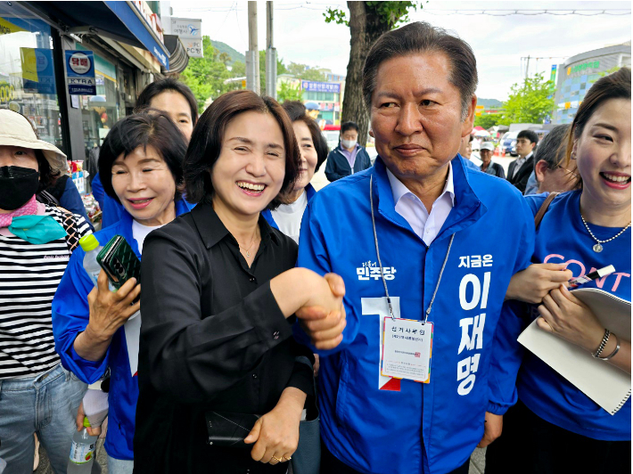 정청래 의원이 웃장 입구에서 지지자와 악수하고 있다. 고영호 기자