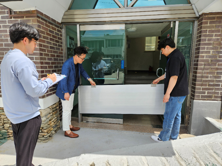 광주광역시는 여름철 집중호우로 인한 침수 피해와 안전사고 예방을 위해 반지하주택과 노후주택을 대상으로 현장점검을 실시한다고 20일 밝혔다. 광주시 제공