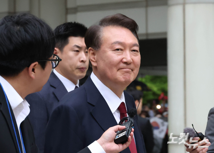 前수방사령관 "尹, 문 부수고 끄집어내라 해"…첫 법정 증언