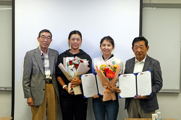 장호테니스재단 김두환 이사장(왼쪽부터), 심시연, 김동재 어머니, 홍순융 재단 집행위원장. 대한테니스협회