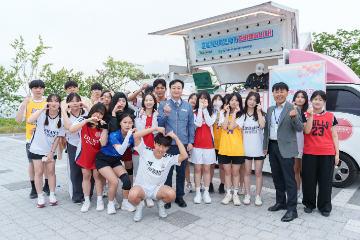 월성본부 정원호 본부장이 학생들과 단체사진을 촬영하고 있다. 월성본부 제공