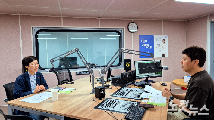 강원CBS.강원영동CBS 시사프로그램 <최진성의 위클리오늘>에 출연한 원주한지문화제 추진위원회 이선경 위원장. 강민주 PD