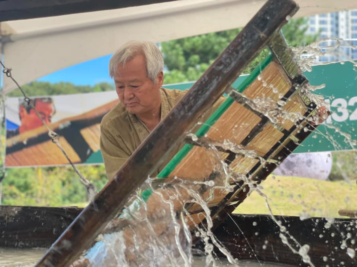 강원특별자치도무형문화재 제32호 장응열 원주한지장이 한지 뜨기를 시연하고 있다. 원주한지문화제 추진위원회 제공