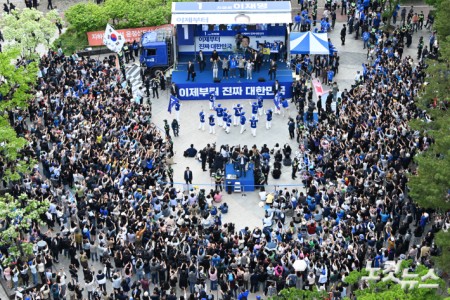 이재명 더불어민주당 대선 후보가 20일 경기 파주시 금릉역 광장에서 열린 파주시 유세에 참석해 지지를 호소하고 있다.