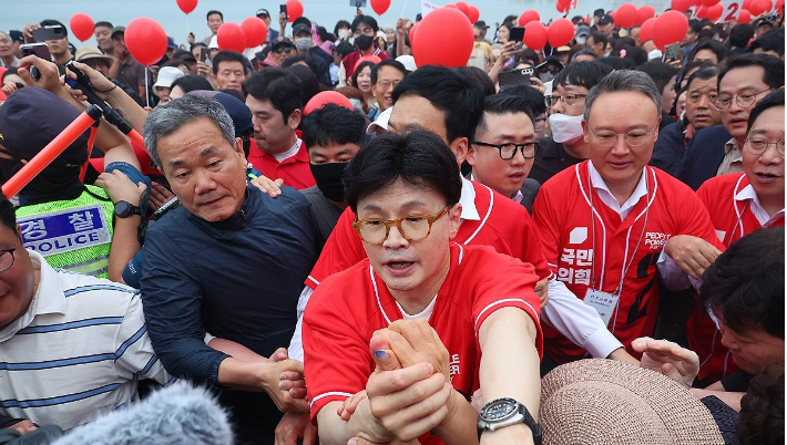 한동훈 전 국민의힘 대표가 20일 오후 부산 수영구 광안리해수욕장을 찾아 지지들과 인사를 나누고 있다. 사진 연합뉴스 제공
