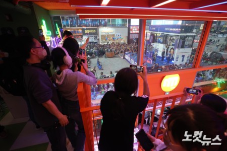 20일 오후 경기 김포시 구래동 구래역 문화의 거리에서 시민들이 이재명 더불어민주당 대선 후보의 유세를 지켜보고 있다.