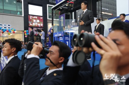 이재명 더불어민주당 대선 후보가 20일 오후 경기 김포시 구래동 구래역 문화의 거리에서 열린 유세에서 시민들에게 지지를 호소하고 있다.