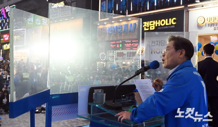 이재명 더불어민주당 대선 후보가 제21대 대통령선거 재외국민투표가 시작된 20일 경기 김포시 구래역 문화의 거리에서 지지를 호소하고 있다.