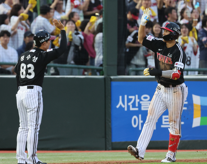 '1이닝 9실점' 고개숙인 롯데 윤성빈…타격 폭발한 LG, 엘롯라시코 기선 제압