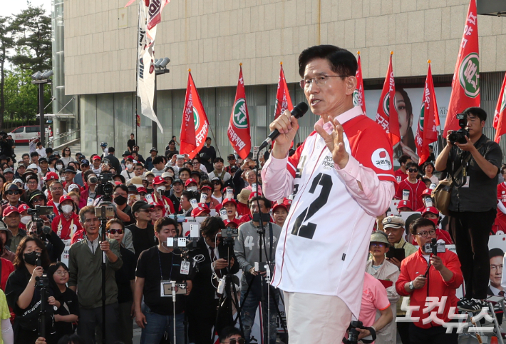 尹 탈당했는데…극우의 늪 머무는 김문수