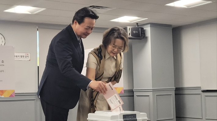 미국 버지니아주 코리안커뮤니티센터에 마련된 제21대 대통령선거 재외투표소에서 조현동 주미대사 부부가 투표하고 있다. 연합뉴스