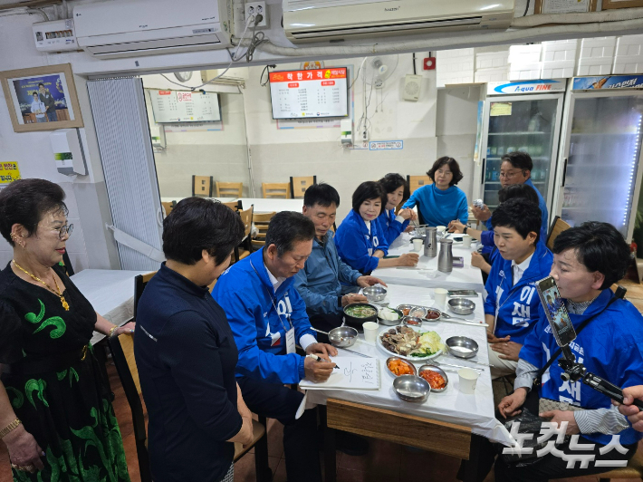 정청래 의원이 웃장 국밥집에서 사인해주고 있다. 고영호 기자