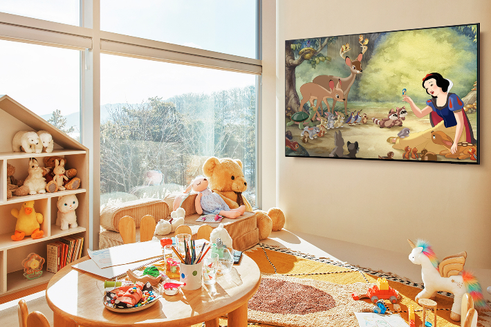 삼성 아트 스토어 디즈니 컬렉션에 포함된 '백설공주와 일곱 난쟁이(Snow White And the Seven Dwarfs: Snow White Befriends Forest Animals)' 라이프스타일 이미지. 삼성전자 제공 