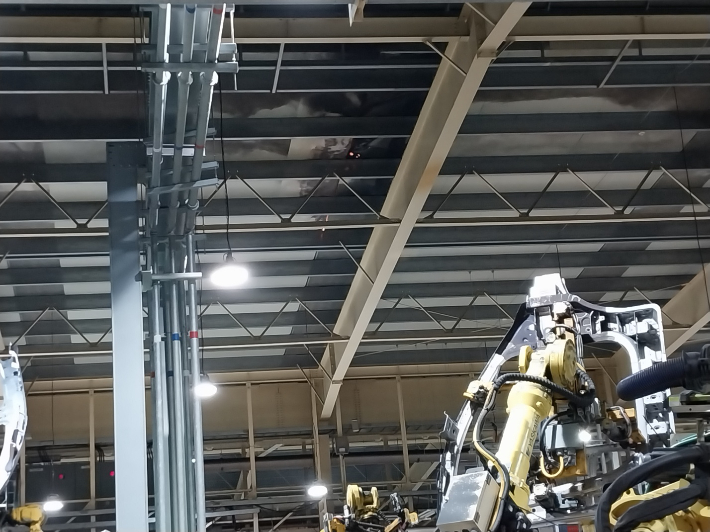 화재가 발생한 자동차부품공장. 경북소방본부 제공