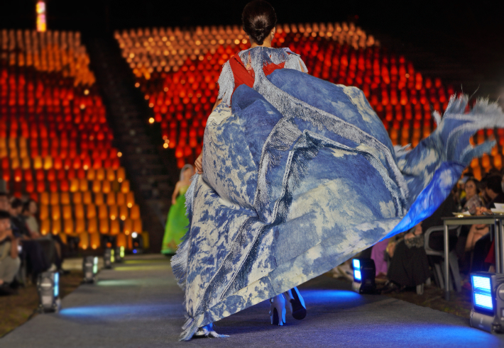 2024 원주한지문화제 개막식에서 한지 패션쇼가 열리고 있다. 원주한지문화제 추진위원회 제공