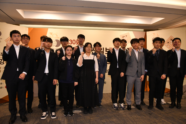'LG배' 본선 16강에 진출자 단체사진. 한국기원 제공