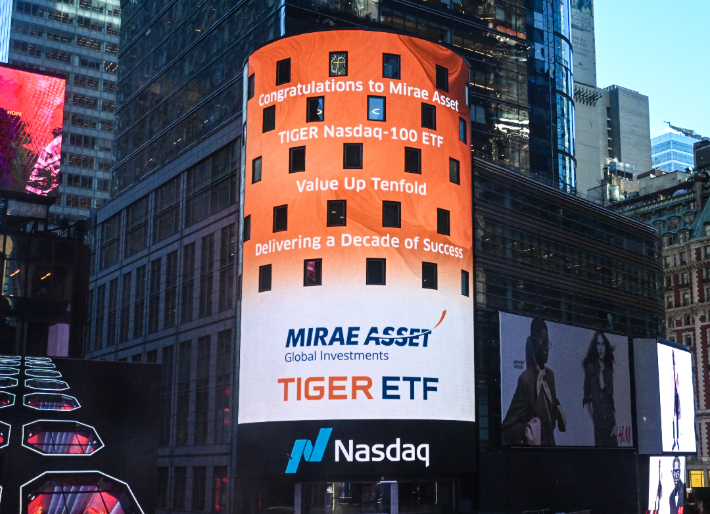 2024년 2월 'TIGER 미국나스닥100 ETF' 10만원 돌파를 기념해 미국 나스닥타워 전광판에 게재된 축하 이미지. 미래에셋자산운용 제공