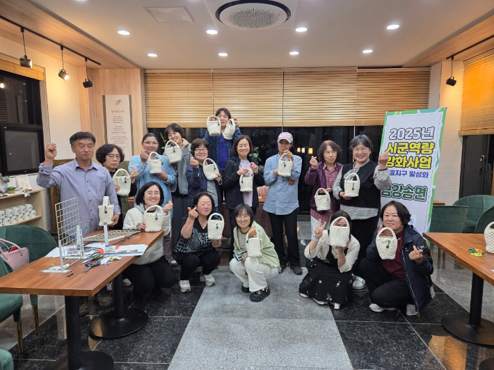시군역량강화사업 서양매듭 수업. 울진군 제공