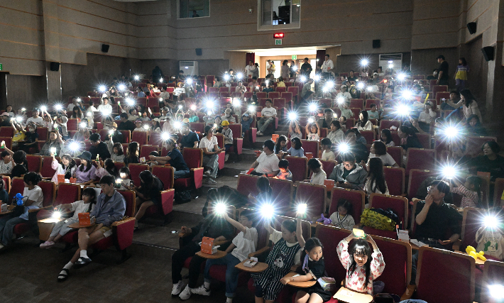 한울본부가 태양광 랜턴 만들기 기부 행사를 열고 있다. 한울본부 제공