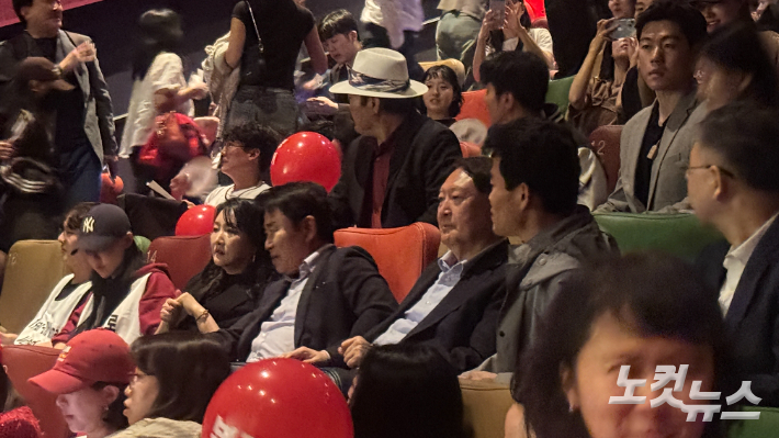 尹, 전한길과 부정선거 다룬 영화 관람…대선 앞 전면 등장