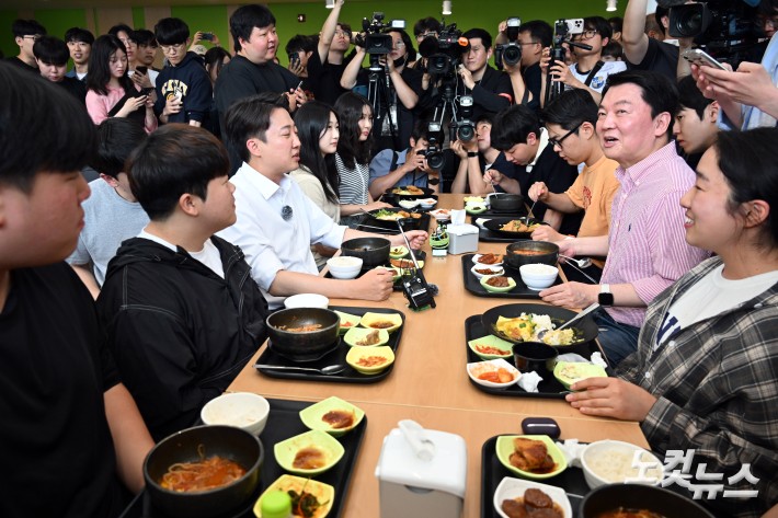이준석 개혁신당 대선 후보가 21일 경기도 성남시 가천대학교에서 학생들과 