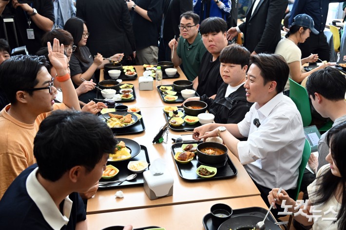 이준석 개혁신당 대선 후보가 21일 경기도 성남시 가천대학교에서 학생들과 