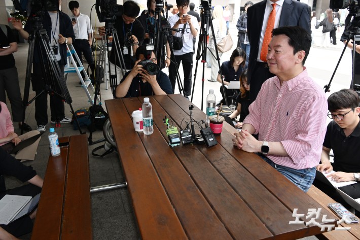 이준석 후보 기다리는 안철수