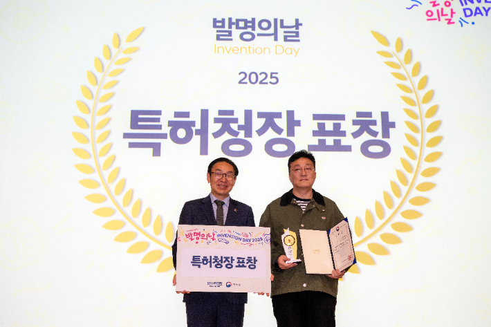 현대차·기아 '2025 발명의 날' 행사에서 특허청장 표창을 받은 수상자가 기념 사진을 촬영하고 있다. (왼쪽부터 김완기 특허청장, AVP개발전략실 차동은 책임연구원). 현대차기아 제공