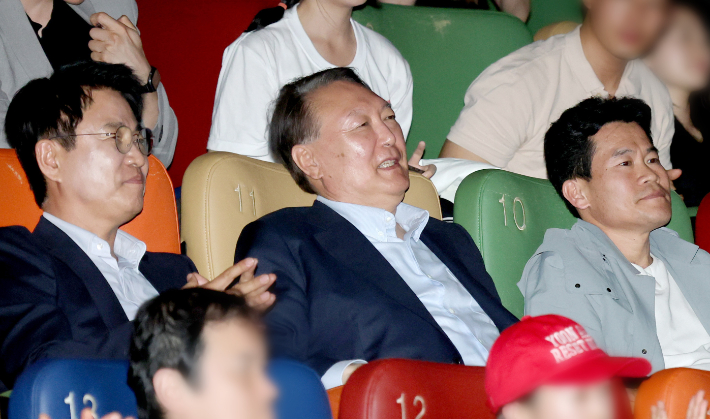 졸다가 박수치다…尹, 부정선거 영화 관람 뒤 퇴장(종합)