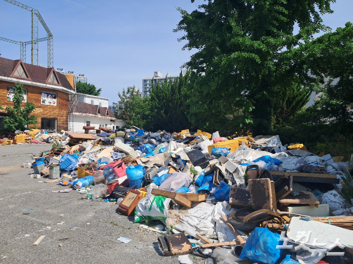 전주 이동교 재개발 구역에 방치된 불법 폐기물. 최명국 기자