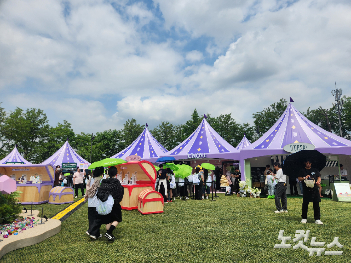 CJ올리브영은 25일까지 5일간 서울 용산구 노들섬에서 국내 최대 규모의 체험형 뷰티·헬스 축제 '2025 올리브영 페스타'를 개최한다고  21일 밝혔다. 박성은 기자