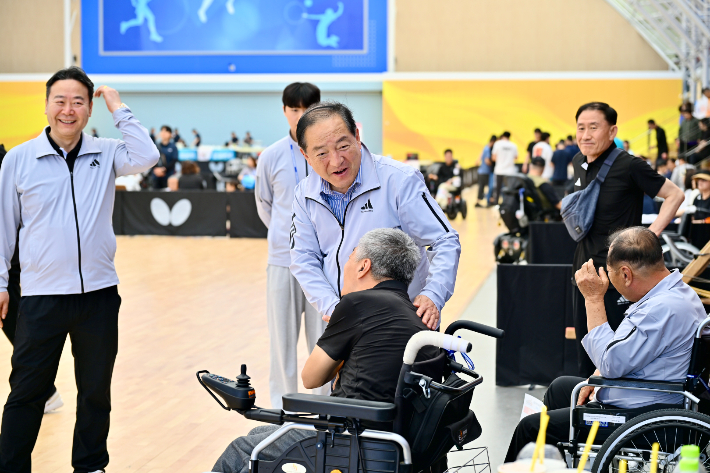 지난 19일 삼척에서 열린 장애인생활체전에 출전한 속초시 선수단을 격려한 이병선 속초시장이 선수단과 기념사진을 찍고 있는 모습. 속초시 제공