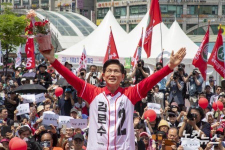 꽃 받은 김문수