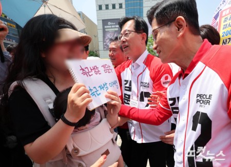 아기 안은 지지자 만난 김문수 후보