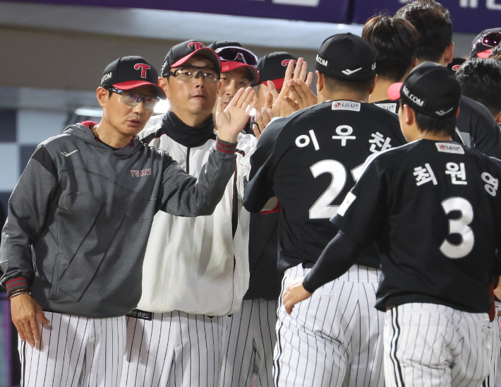 20일 부산 사직야구장에서 열린 프로야구 2025 신한 SOL 뱅크 KBO 리그 LG 트윈스와 롯데 자이언츠의 경기에서 LG 염경엽 감독(왼쪽)이 승리한 LG 선수들과 하이 파이브 하며 기쁨을 나누고 있다. 연합뉴스