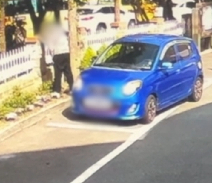 지난 7일 부산 해운대경찰서 우동지구대에서 50대 남성이 음주운전을 한 뒤 노상방뇨를 하고 있다. 부산경찰청 제공