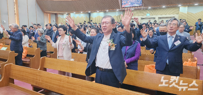 정기총회에 참석한 총회 대의원들이 개회예배 시간 중 특별기도 순서에서 다함께 기도하고 있다. 이강현 기자