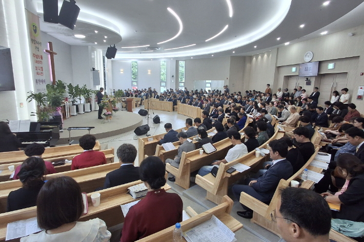 죽변감리교회는 지난 2021년 10월 목사관 기공예배를 시작해 2022년 2월 입주했으며, 예배당은 지난해 4월부터 공사에 들어가 지난 11월 입당했다. 유상원 아나운서