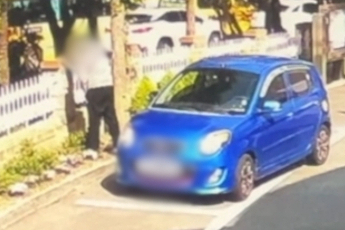 지난 7일 부산 해운대경찰서 우동지구대에서 50대 남성이 음주운전을 한 뒤 노상방뇨를 하고 있다. 부산경찰청 제공