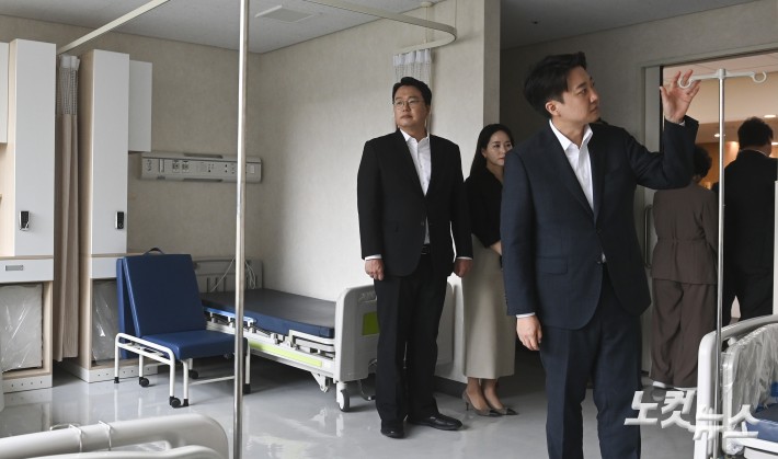개혁신당 이준석 대선 후보가 21일 오후 경기 성남시의료원을 방문해 간담회를 마치고 천하람 원내대표, 이주영 의원과 의료원 내 빈 병상을 둘러보고 있다. 2025.5.21
