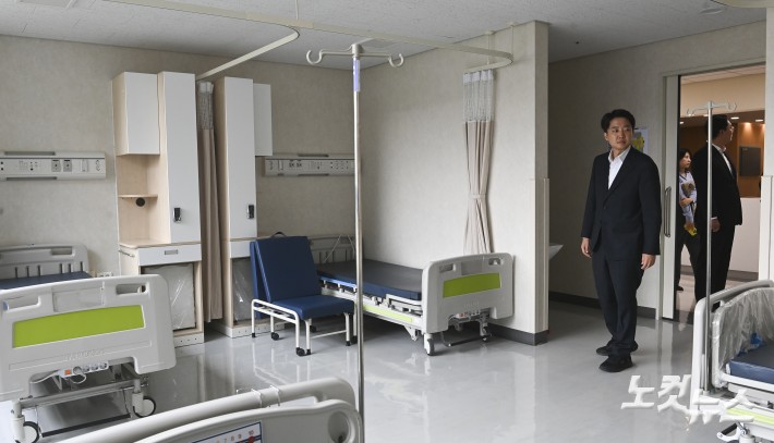 개혁신당 이준석 대선 후보가 21일 오후 경기 성남시의료원을 방문해 간담회를 마치고 의료원 내 빈 병상을 둘러보고 있다. 2025.5.21